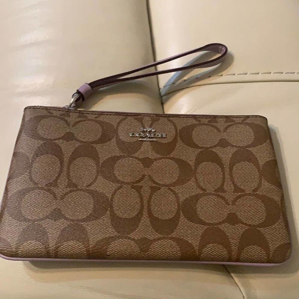 NWT COACH LARGE CORNER ZIP WRISTLET SIGNATURE CANVAS KHAKI‎ PURPLE